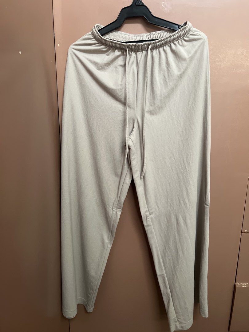 H&M Beige Lounge Pants Size XS (Category: Other Bottoms) located in Manila. Submitted by danieysn (Listing ID 1445809734, Image 1). Description: - Brand: H&M - Color: Beige - Style: Lounge Pants - Fit: Wide leg - Features: Elastic waistband with drawstring - Size: XS - Condition: Good, with a small rip on the hem (see last photo) - Perfect for: Lounging at home or casual outings.