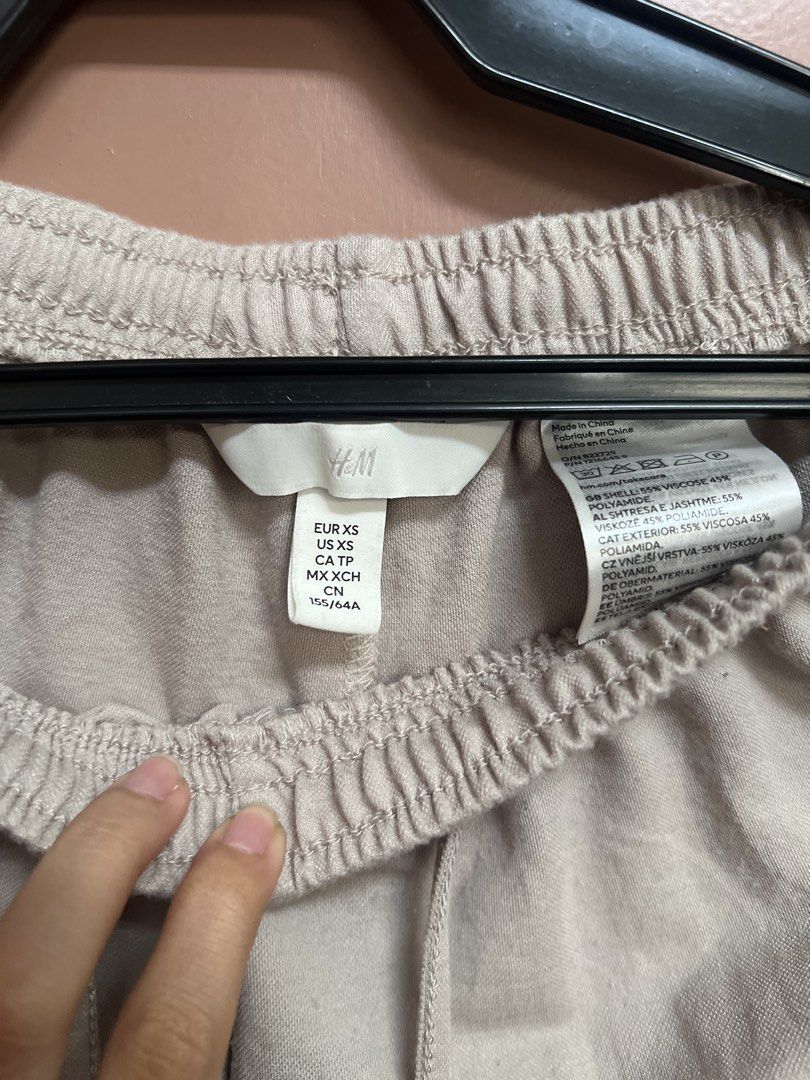 H&M Beige Lounge Pants Size XS (Category: Other Bottoms) located in Manila. Submitted by danieysn (Listing ID 1445809734, Image 2). Description: - Brand: H&M - Color: Beige - Style: Lounge Pants - Fit: Wide leg - Features: Elastic waistband with drawstring - Size: XS - Condition: Good, with a small rip on the hem (see last photo) - Perfect for: Lounging at home or casual outings.