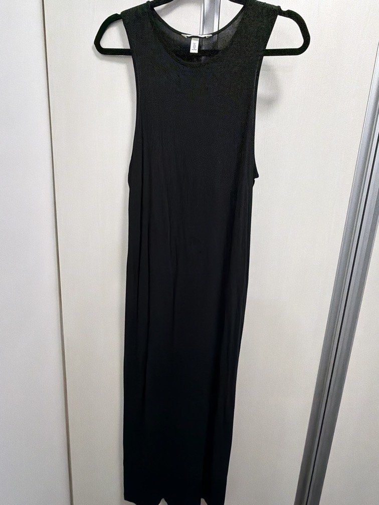 H&M black slim maxi dress (Category: Dresses) located in Quezon City. Submitted by bloompicks (Listing ID 1445862744, Image 2). Description: Used once only. Like new. No issues L: 55 W:22.5 material is a bit stretchy.