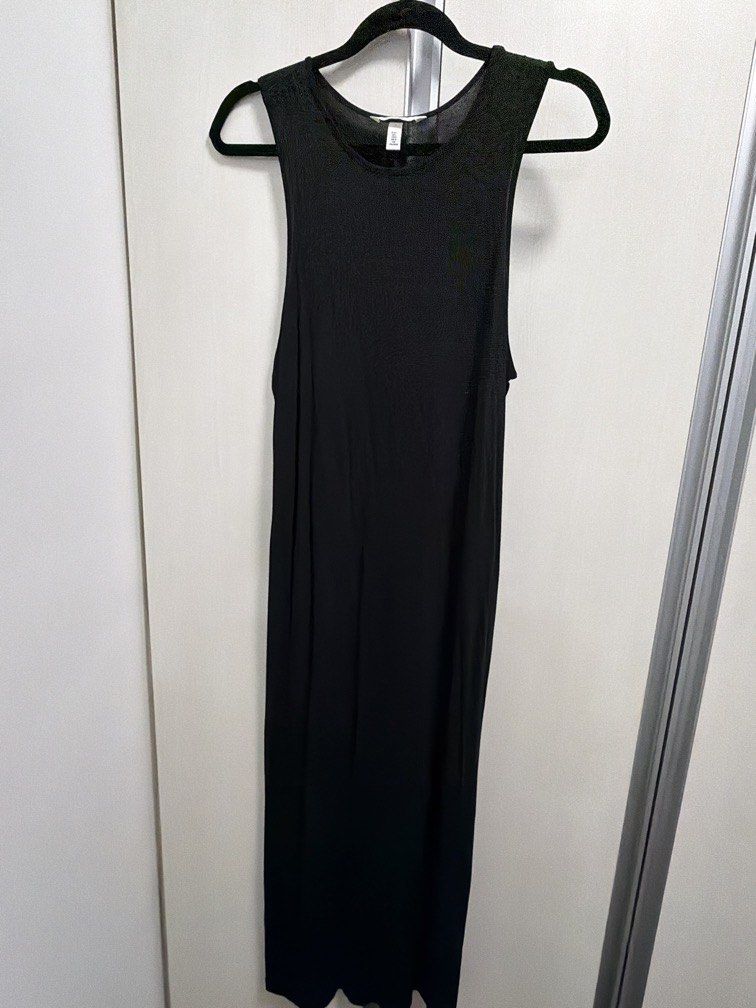 H&M black slim maxi dress (Category: Dresses) located in Quezon City. Submitted by bloompicks (Listing ID 1445862744, Image 1). Description: Used once only. Like new. No issues L: 55 W:22.5 material is a bit stretchy.