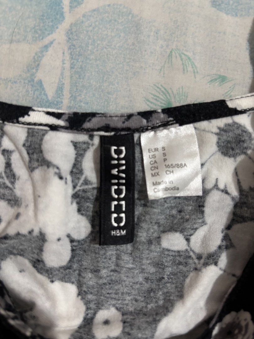 h&m divided floral crop top (Category: Blouses) located in Paranaque City. Submitted by backburnt (Listing ID 1445886520, Image 2). Description: no flaws.