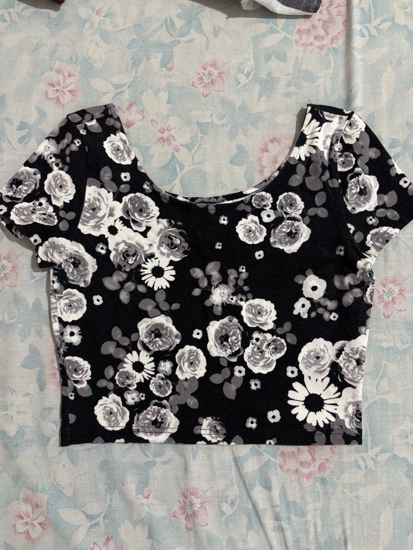 h&m divided floral crop top (Category: Blouses) located in Paranaque City. Submitted by backburnt (Listing ID 1445886520, Image 1). Description: no flaws.