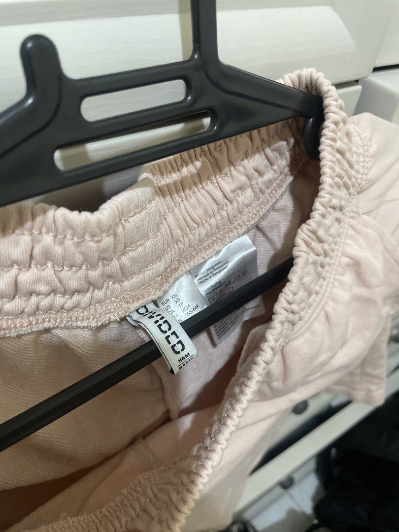 H&M Pink Elastic Waist Shorts (Category: Shorts) located in Makati City. Submitted by thingsoncelovedph (Listing ID 1445948643, Image 2). Description: - Comfy pink shorts from H&M - Elastic waistband for a relaxed fit - Ideal for lounging or casual outings - Easy to pair with various tops - Made with soft fabric for ultimate comfort.