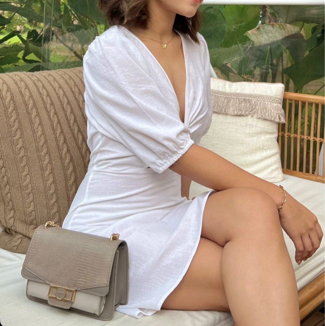 H&M Twist Front Backless Linen Dress (Category: Dresses) located in Quezon City. Submitted by lebeau_apparel (Listing ID 1445953122, Image 2). Description: • Used twice only ❗️ • With twist detail at the front • Deep neckline • Open back design • Ideal for night outs or special occasions • Cloth type: Linen • Bought from 🇮🇹.