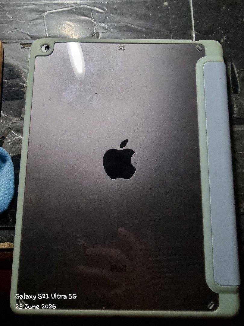 IPAD AIR 1st gen (Category: iPad) located in Pinamalayan. Submitted by cutiegurl2015 (Listing ID 1445911547, Image 2). Description: NO ISSUE WIFI used NO simslot mas better yung may apple id na para madownload lahat. UNIT with case and chord.