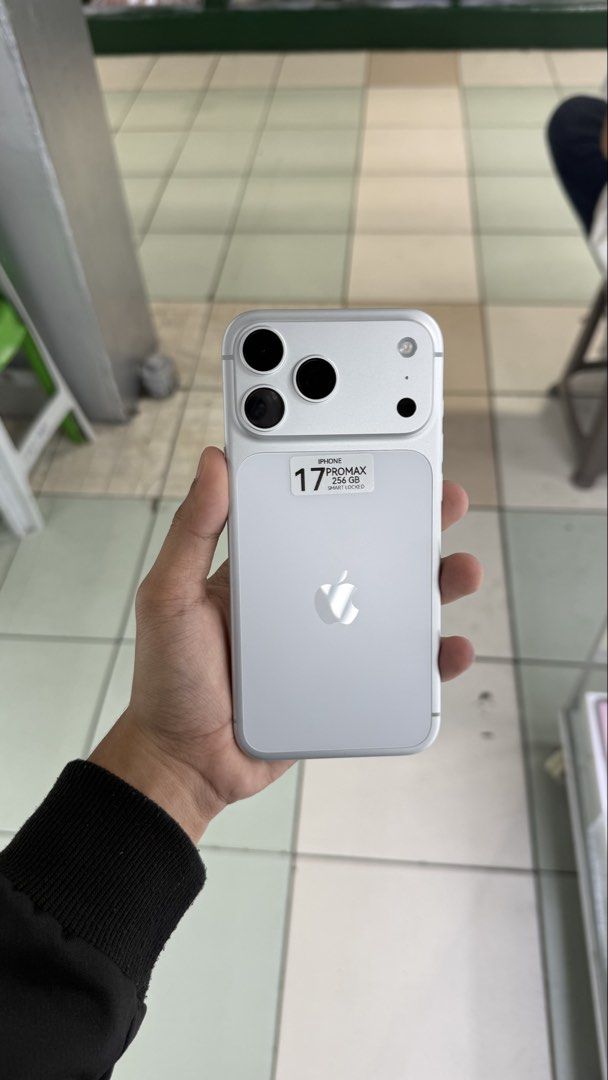 iPhone 17 Pro Max Smart Locked 256gb 100% batt 0 cycle count with same serial box (Category: iPhone 17 Series) located in Manila. Submitted by carimgadgets (Listing ID 1445815581, Image 1). Description: .