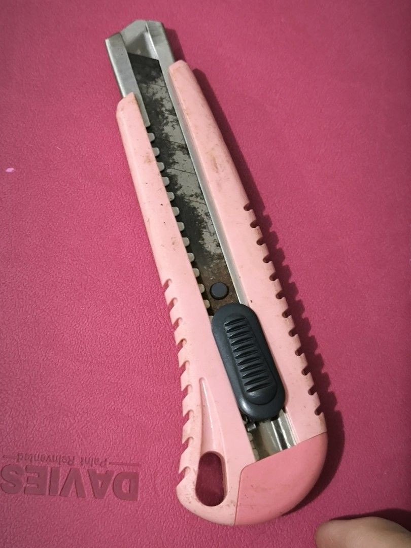 Japan KDS Hi LS900 Cuter Automatic Locking System Utility Knife (Category: Knives & Chopping Boards) located in Angeles City. Submitted by yellowbrickstore (Listing ID 1445853818, Image 1). Description: - Pink utility knife - Features an automatic locking system - Extendable blade for versatile use - Minor signs of wear on metal parts - Durable pink plastic handle - Ideal for cutting boxes and various materials - Still in good working condition s