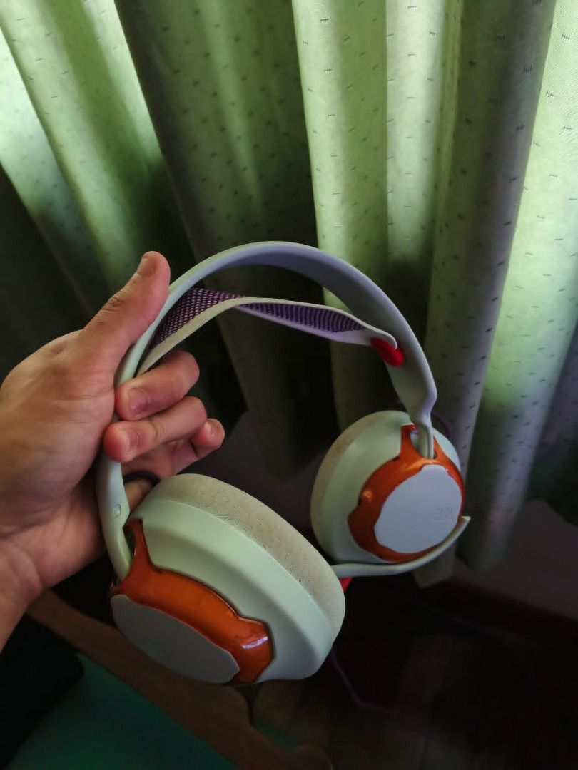 JBL Quantum 250 Gaming Headset with Detachable Mic (Category: Headphones & Headsets) located in Paranaque City. Submitted by llagoonz (Listing ID 1445798559, Image 2). Description: Specs of Headset 🎧 JBL Quantum 250 Specs Uri: Wired gaming headset Connection: 3.5 mm audio jack (AUX) Compatibility: PC Mac Xbox PlayStation Nintendo Switch Mobile devices Audio: JBL QuantumSOUND Signature Hi-Res Audio certified 50 mm dynamic drivers Microphone: Deta