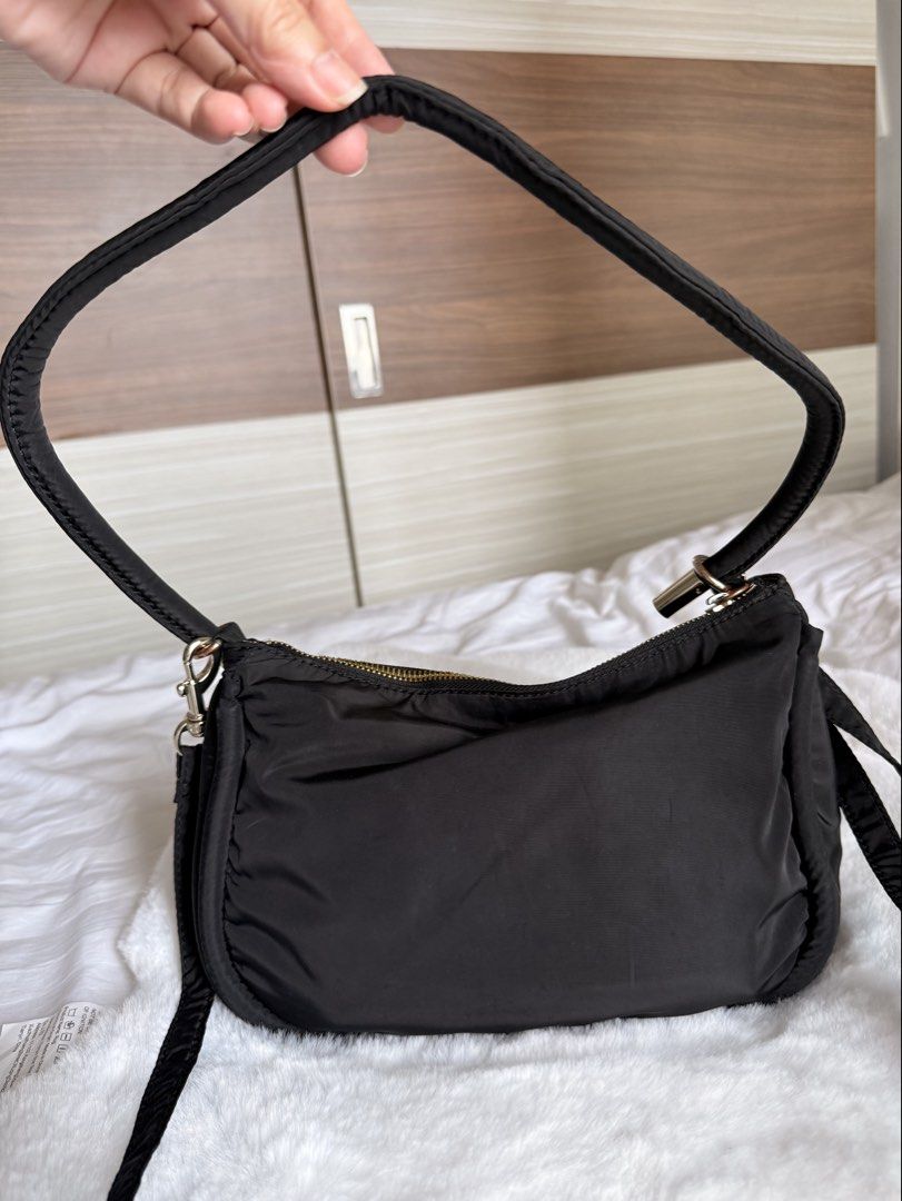 L6 Authentic Vince Camuto Black Shoulder Bag (Category: Shoulder Bags) located in Taguig. Submitted by _annaq_ (Listing ID 1439320688, Image 3). Description: - Black color - Gold zipper and hardware - Black strap - Padded design - Fabric-lined interior with Vince Camuto logo For everyone’s fairness and transparency, kindly read Seller's Policy first before making an offer. 😊 1. Please make sure that the product description, condition, reservatio