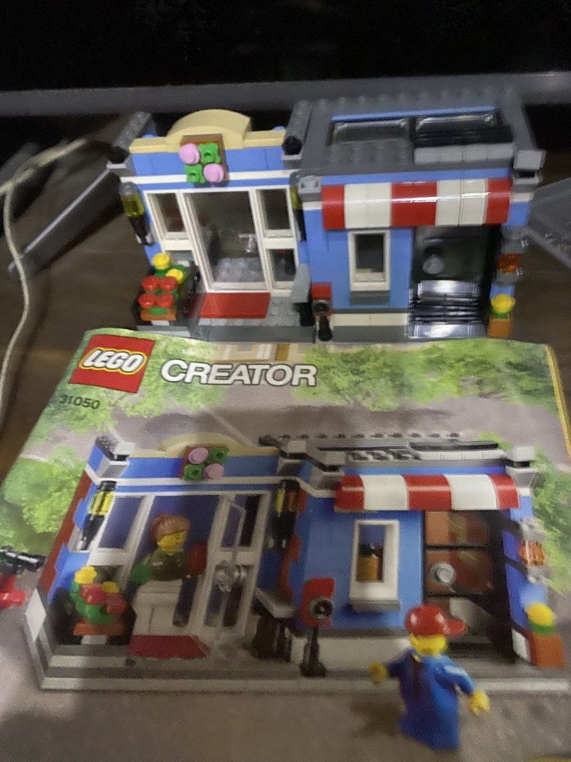 LEGO Creator 31050 Corner Deli Building Toy (Category: Lego & Building Sets) located in Marikina City. Submitted by jtv17 (Listing ID 1445899151, Image 2). Description: - LEGO Creator 31050 Corner Deli set - Includes building instructions - All pieces appear to be present - Fun build for kids or collectors - Great for display.