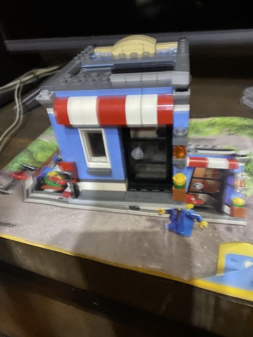 LEGO Creator 31050 Corner Deli Building Toy (Category: Lego & Building Sets) located in Marikina City. Submitted by jtv17 (Listing ID 1445899151, Image 1). Description: - LEGO Creator 31050 Corner Deli set - Includes building instructions - All pieces appear to be present - Fun build for kids or collectors - Great for display.