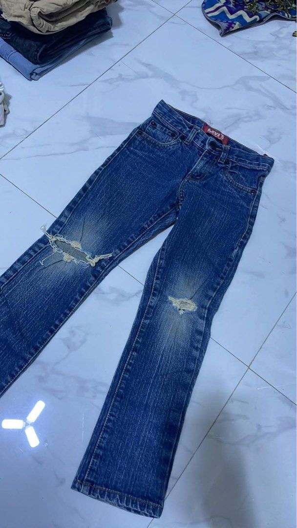 Levis Tattered Maong Jeans (Category: Babies & Kids Fashion) located in Caloocan City. Submitted by cmjdlrs (Listing ID 1445818394, Image 1). Description: - Please manage your expectation since its preloved - Actual colors may vary due to lighting and photography. - ganda pa sa actual / 2x lang nagamit ng anakko - no flaws - regular 6 size on tag kasya basta slim type mgsusuot.