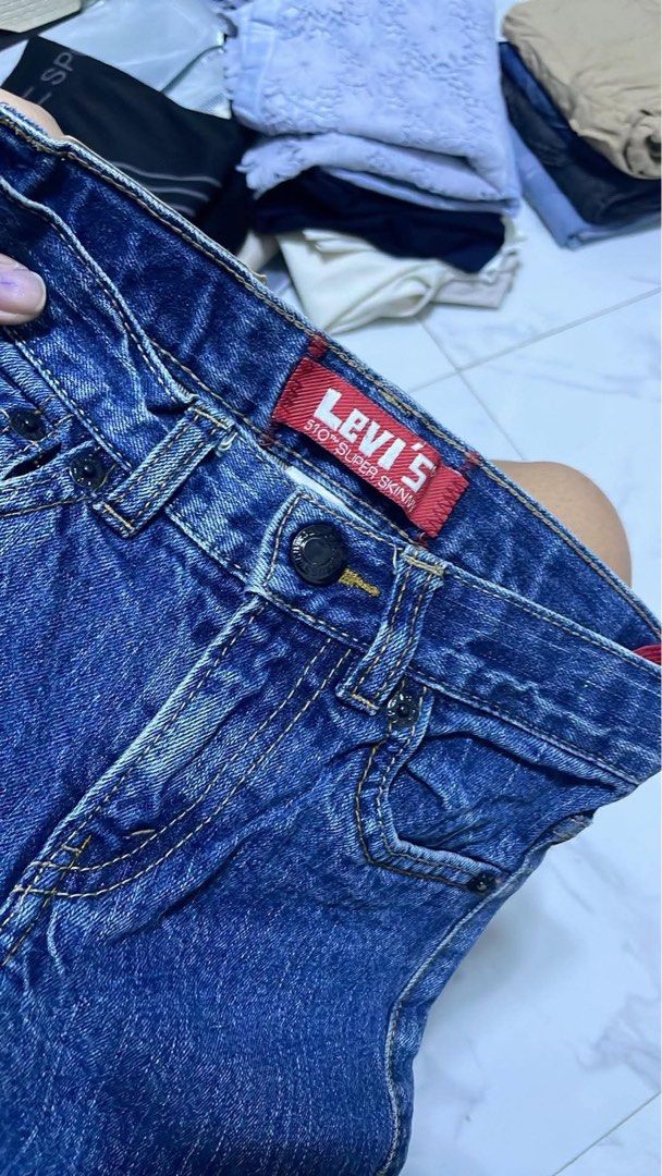 Levis Tattered Maong Jeans (Category: Babies & Kids Fashion) located in Caloocan City. Submitted by cmjdlrs (Listing ID 1445818394, Image 2). Description: - Please manage your expectation since its preloved - Actual colors may vary due to lighting and photography. - ganda pa sa actual / 2x lang nagamit ng anakko - no flaws - regular 6 size on tag kasya basta slim type mgsusuot.