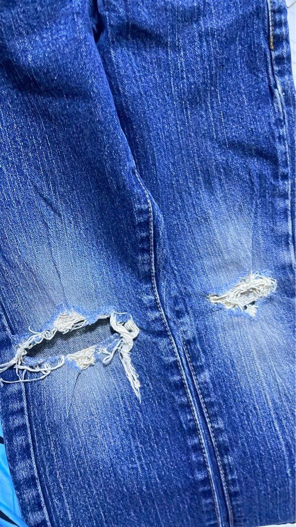 Levis Tattered Maong Jeans (Category: Babies & Kids Fashion) located in Caloocan City. Submitted by cmjdlrs (Listing ID 1445818394, Image 3). Description: - Please manage your expectation since its preloved - Actual colors may vary due to lighting and photography. - ganda pa sa actual / 2x lang nagamit ng anakko - no flaws - regular 6 size on tag kasya basta slim type mgsusuot.