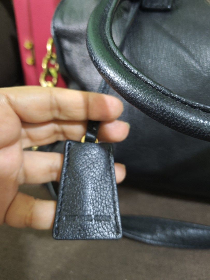 Michael Kors med size hand/sling bag (Category: Cross-body Bags) located in Pili. Submitted by zaneombao03491 (Listing ID 1445920160, Image 3). Description: .