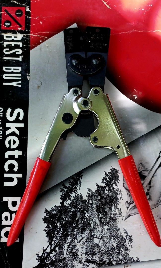 MOLEX Ratcheting Wire Crimping Tool (AWG 22–26 / 18–22) (Category: Construction Tools & Equipment) located in Santiago. Submitted by thankugeri87256 (Listing ID 1445853987, Image 2). Description: Specifications: ✔️Type: Ratcheting wire crimping pliers/surplus ✔️Function: Crimps electrical terminals/connectors Wire Size Range: ✔️AWG 22–26 ✔️AWG 18–22 ✔️Ratchet mechanism for consistent crimping pressure ✔️Steel construction with insulated handles ✔