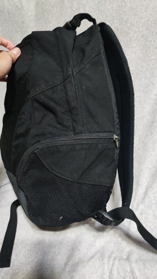 Oakley Black Backpack (Category: Backpacks) located in Baguio. Submitted by ozara.06 (Listing ID 1445805554, Image 2). Description: Oakley logo backpack Large size 17" x 13" In very good condition Iwash nyo nlang po, medyo madumi loob nya 1800.