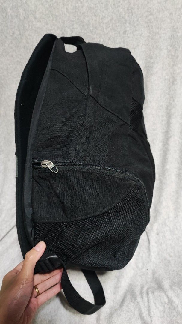 Oakley Black Backpack (Category: Backpacks) located in Baguio. Submitted by ozara.06 (Listing ID 1445805554, Image 3). Description: Oakley logo backpack Large size 17" x 13" In very good condition Iwash nyo nlang po, medyo madumi loob nya 1800.