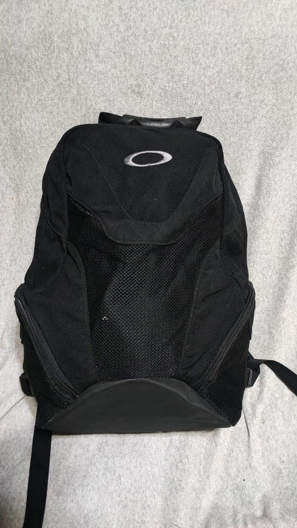 Oakley Black Backpack (Category: Backpacks) located in Baguio. Submitted by ozara.06 (Listing ID 1445805554, Image 1). Description: Oakley logo backpack Large size 17" x 13" In very good condition Iwash nyo nlang po, medyo madumi loob nya 1800.