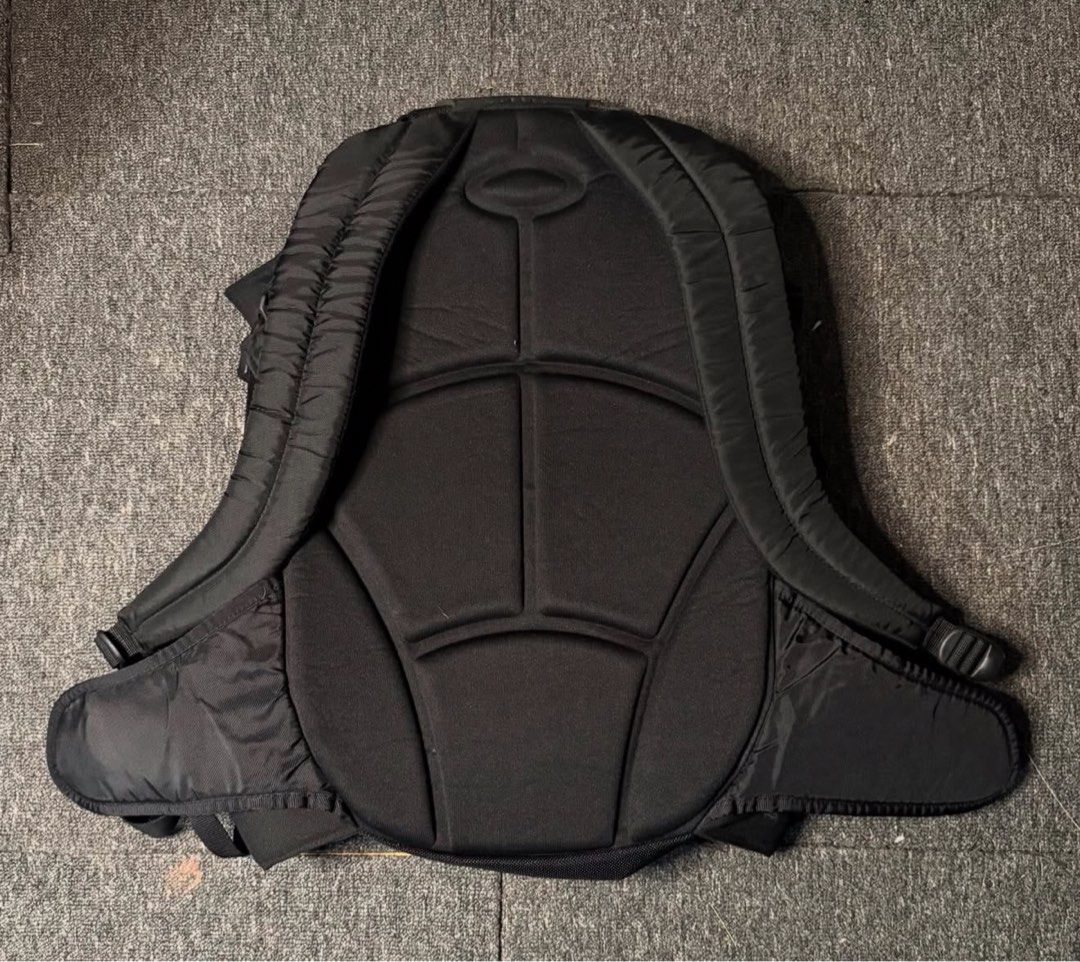 Oakley Black Backpack (Category: Backpacks) located in San Marcelino. Submitted by SoloMain (Listing ID 1445967450, Image 2). Description: - Black Oakley backpack - Padded straps and back panel for comfort - Multiple compartments and straps for gear organization - Ideal for hiking or everyday use -32 liters OFF ONLY 1500 fix.