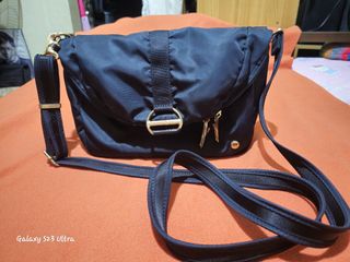 (Category: ) located in . Submitted by bagsforless16 (Listing ID 1445831213, Image 1). Description: .