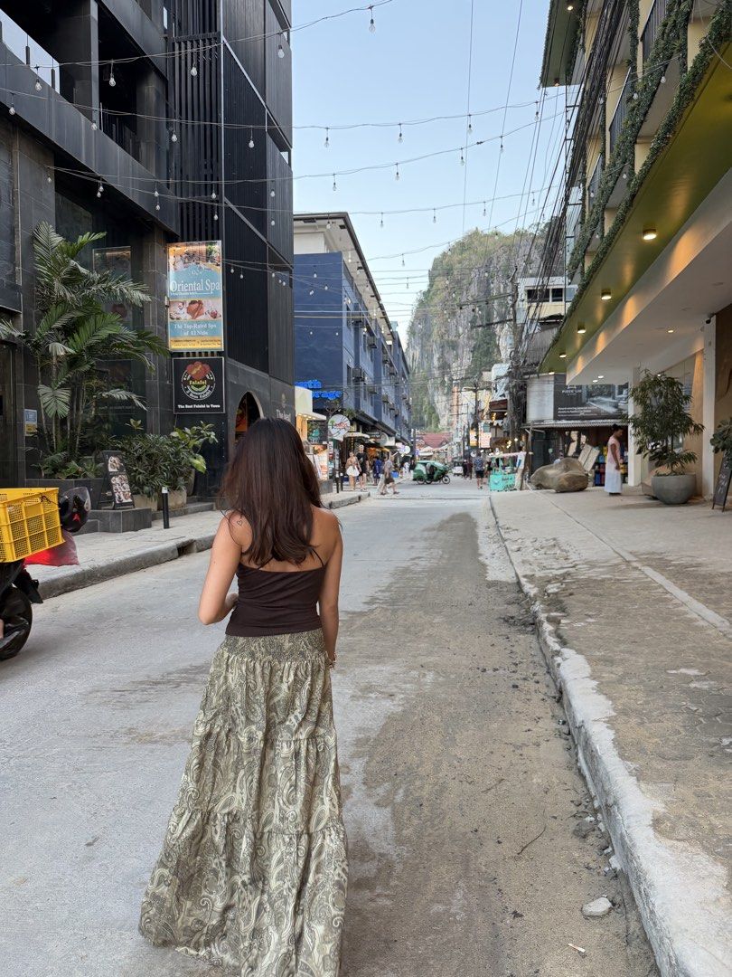 Paisley Print Tiered Maxi Skirt (Category: Skirts) located in Quezon City. Submitted by tokyonagi (Listing ID 1445841795, Image 2). Description: - Long, flowy skirt - Beautiful paisley print -used once.