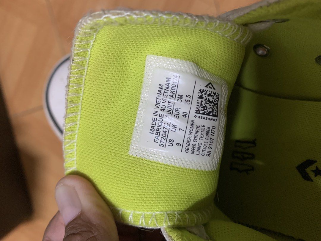 Pre Loved White Glitter Converse 9 (Category: Sneakers) located in Las Pinas. Submitted by erd17declutters (Listing ID 1445891838, Image 2). Description: Needed Cleaning. No issue. Mop: Union Digital Bank Loc: Las Pinas Ship: Lalamove or JnT.