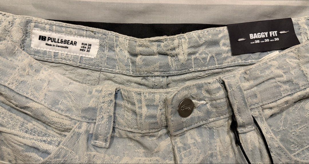 PULL AND BEAR BAGGY DENIM JORTS (Category: Shorts) located in Manila. Submitted by uziski (Listing ID 1445961737, Image 3). Description: RFS DECLUTTERING Di pa nagagamit, nasa closet lang Bought at ₱2595 selling for 2k nalang .