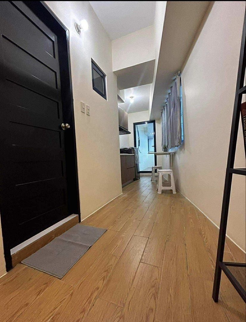 RSQUARE UNIT FOR SALE (Category: Apartments & Condos) located in Quezon City. Submitted by clareb (Listing ID 1445954773, Image 3). Description: 📣📣for sale📣📣 🏬Rsquare 📏24.5sqm L shape with Balcony 🎑Makati Skyline 🏢21st flr. Next to the fire exit 🏠Semi furnished 💵 5.5M Net .