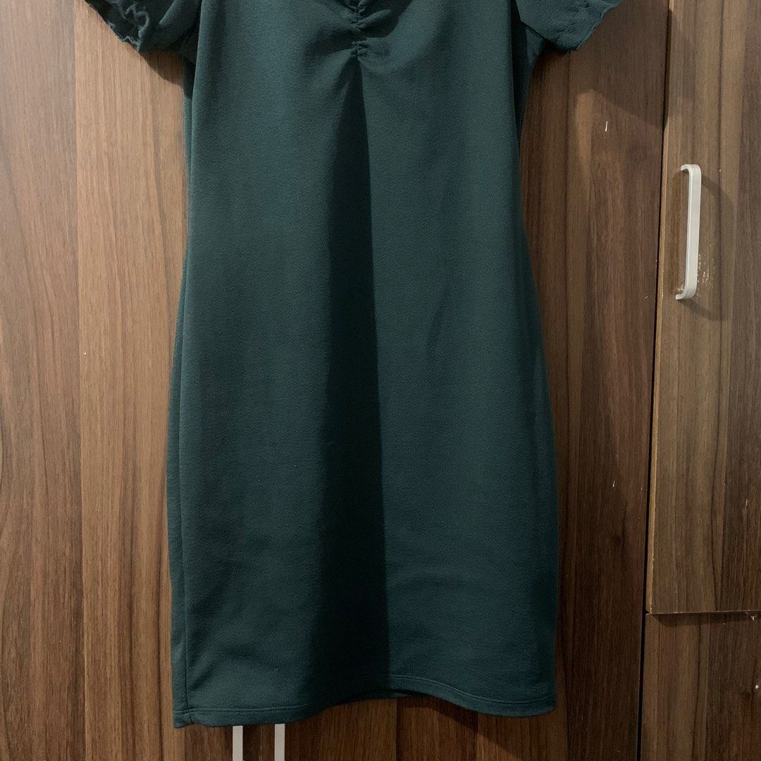 ruched fitted mini dress emerald green (Category: Dresses) located in Manila. Submitted by hersheysdeclutterz (Listing ID 1445960246, Image 2). Description: waistline: 24-27.