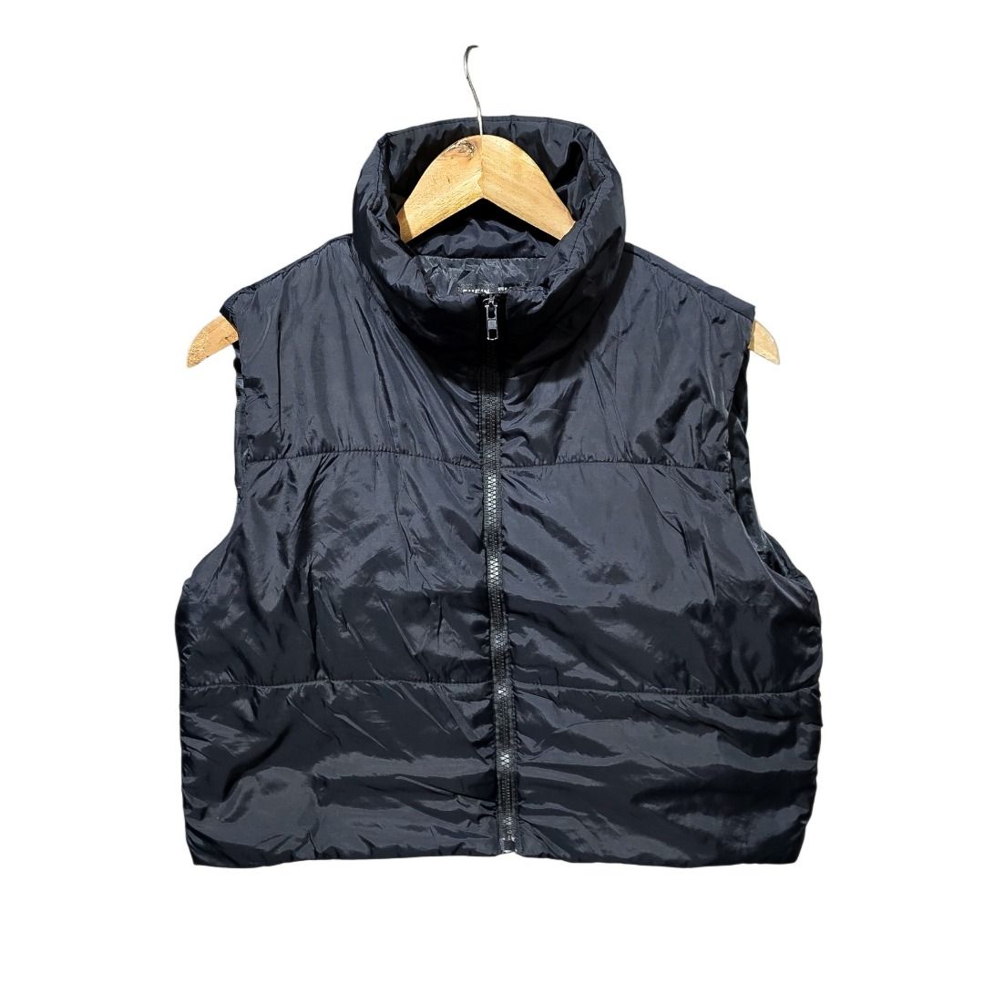 Shein Black Cropped Puffer Vest (Category: Coats, Jackets and Outerwear) located in Las Pinas. Submitted by noblethreads (Listing ID 1445944624, Image 1). Description: Shein Black Cropped Puffer Vest Size: Medium on tag Dimensions: 20W x 18.5L 250+sf.