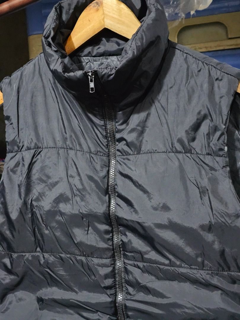 Shein Black Cropped Puffer Vest (Category: Coats, Jackets and Outerwear) located in Las Pinas. Submitted by noblethreads (Listing ID 1445944624, Image 2). Description: Shein Black Cropped Puffer Vest Size: Medium on tag Dimensions: 20W x 18.5L 250+sf.