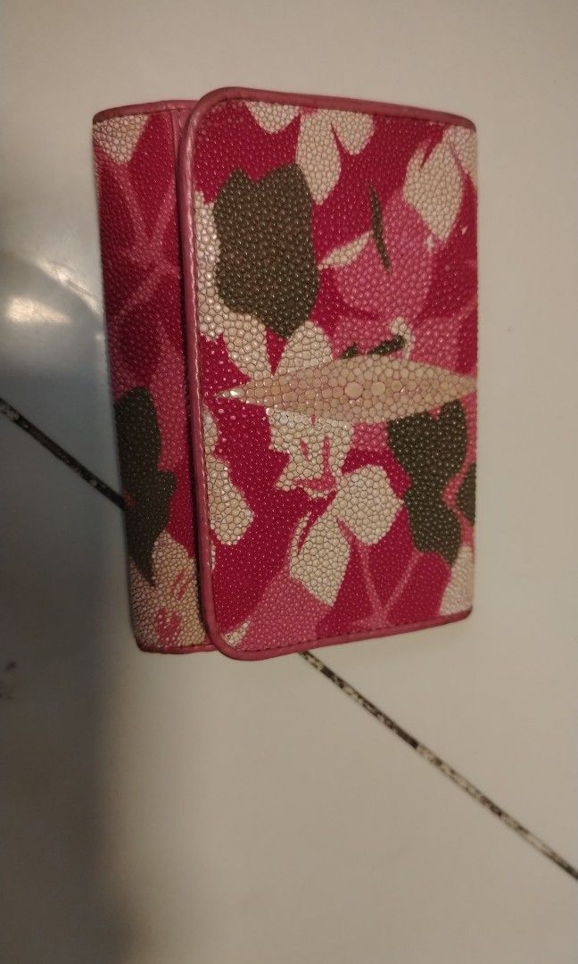 stingray wallet (Category: Luxury Bags & Wallets) located in Dasmarinas. Submitted by sherylrep18568 (Listing ID 1445839687, Image 3). Description: excellent condition no flaws and issues.