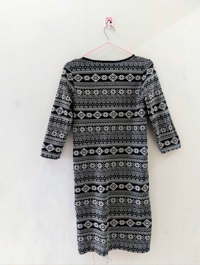 Terranova Black & White Patterned 3/4 Sleeve Dress (Category: Dresses) located in Tanauan. Submitted by solanaclassics (Listing ID 1445923309, Image 2). Description: — length: 35 inches — waist: 27–30 inches — very unique design — MOP: Gcash | fast shipping — in good condition but selling for a very low price to make space in my closet ♡ 🛍 help me declutter and feel free to send a message if you wish to negotiate the price :).