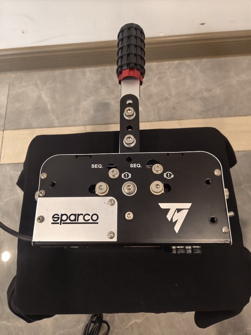 Thrustmaster Sparco 軚盤排擋桿 （分類：手掣）位於 Hong Kong。 由 alexzzs 提交（商品編號 1445875729，圖片 3）。簡介： Thrustmaster Sparco 軚盤排擋桿，有得轉Sequential同H-pattern模式。金屬造，好紮實。有埋USB線。玩賽車game一流，真實感十足。。