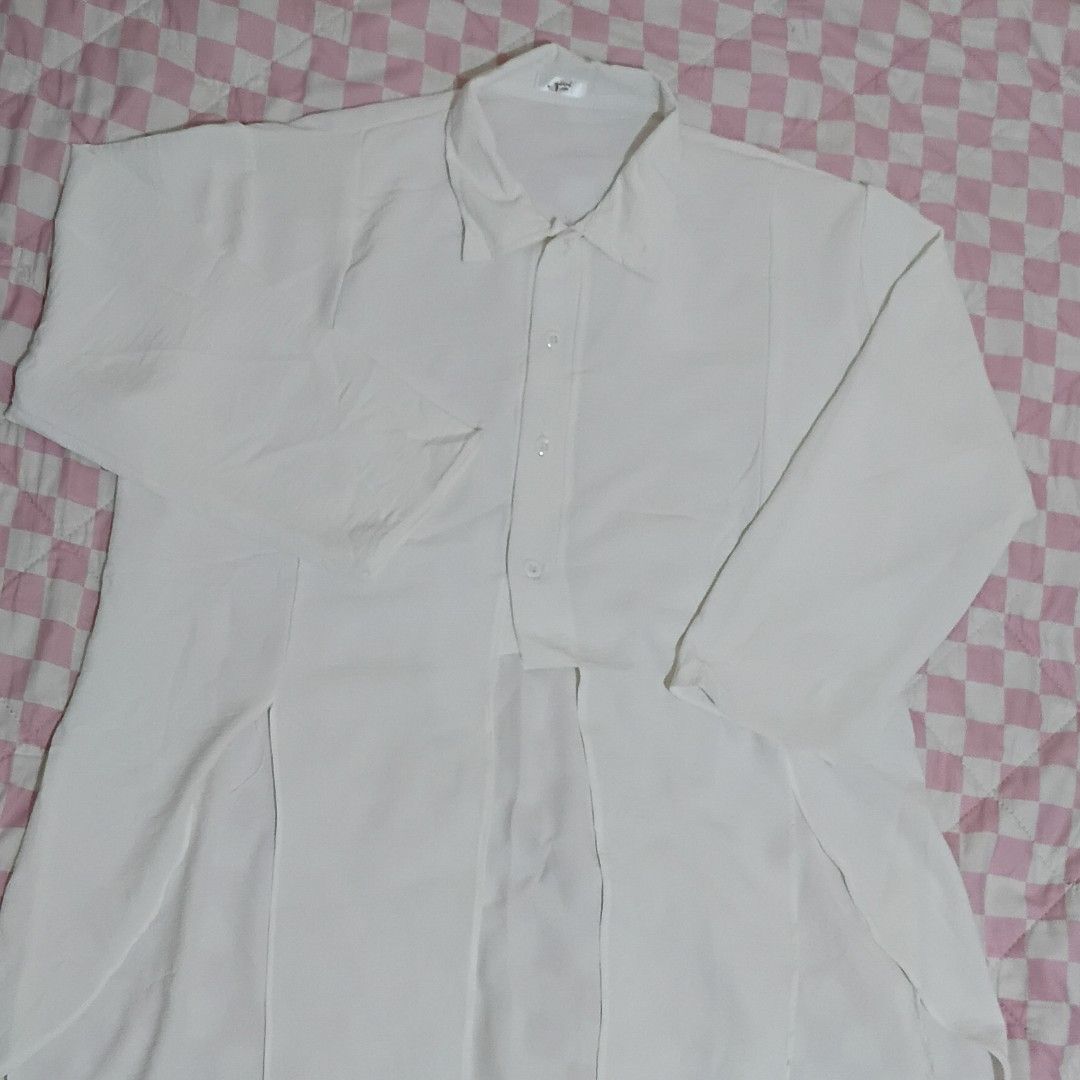 tunik putih (Kategori: Atasan) berada di Bandung. Dikirim oleh spaceofthrift (ID iklan 1445819172, Gambar 1). Deskripsi: 🍊 bisa oyen 🧵 good condition, no minus 📐 size details ✧ ↳ LD 110-115 cm no refund • no cancel.