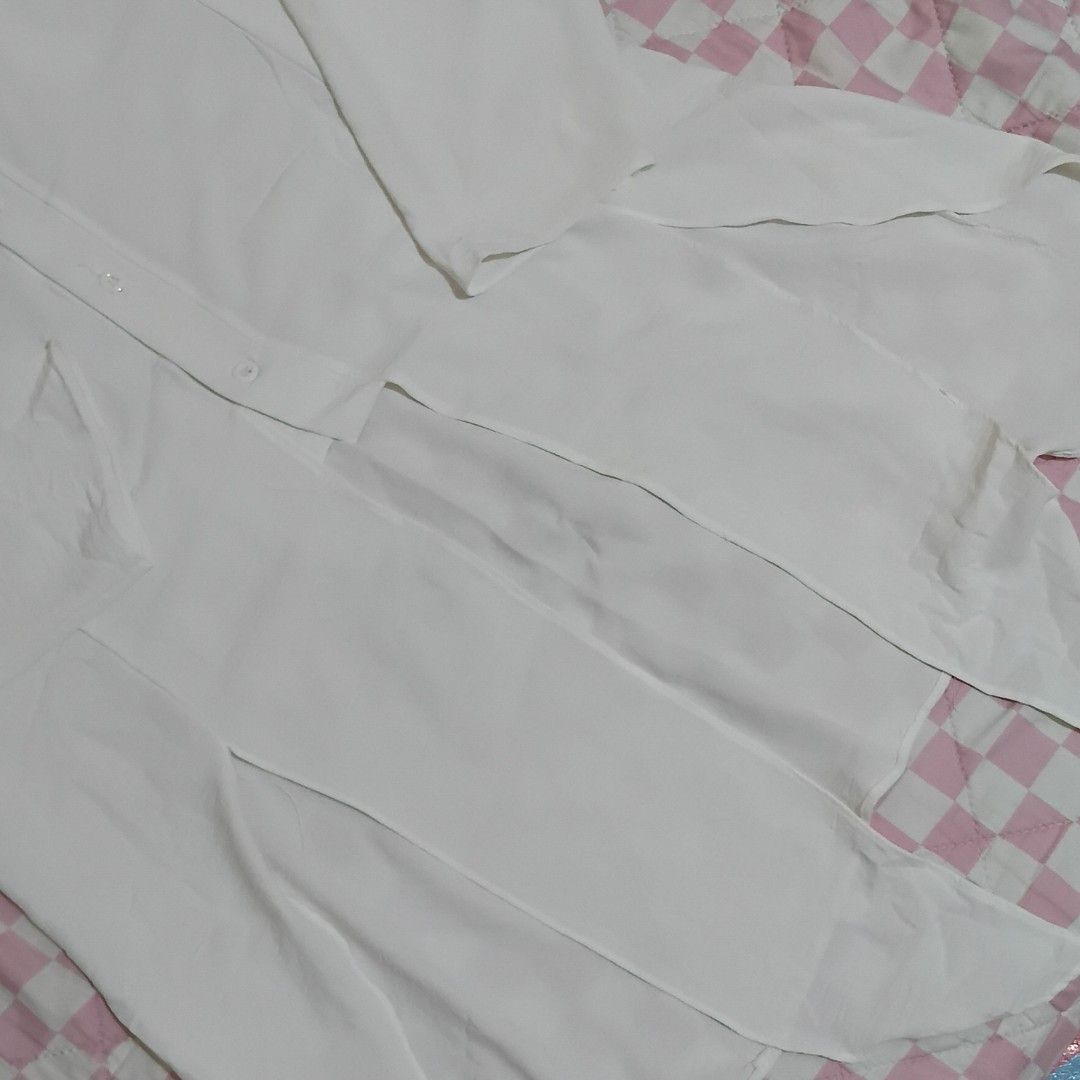 tunik putih (Kategori: Atasan) berada di Bandung. Dikirim oleh spaceofthrift (ID iklan 1445819172, Gambar 2). Deskripsi: 🍊 bisa oyen 🧵 good condition, no minus 📐 size details ✧ ↳ LD 110-115 cm no refund • no cancel.