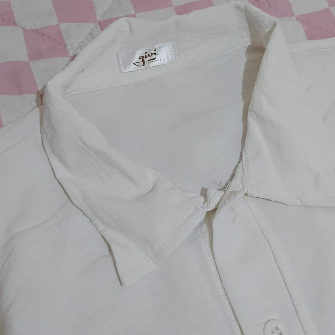 tunik putih (Kategori: Atasan) berada di Bandung. Dikirim oleh spaceofthrift (ID iklan 1445819172, Gambar 3). Deskripsi: 🍊 bisa oyen 🧵 good condition, no minus 📐 size details ✧ ↳ LD 110-115 cm no refund • no cancel.