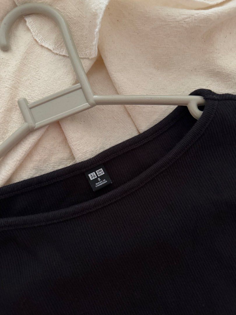 Uniqlo Sleeveless (Category: Sleeveless) located in Quezon City. Submitted by kfrys (Listing ID 1445847949, Image 2). Description: Size:Small Decluttering.