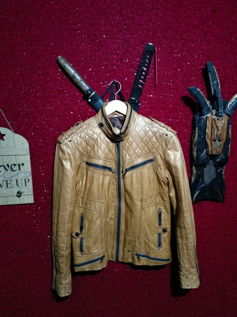 VOGUE CAFE RACER LEATHER JACKET FOR MEN'S (Category: Coats, Jackets and Outerwear) located in Baguio. Submitted by vertex_nga.pow (Listing ID 1445869213, Image 3). Description: VOGUE CAFE RACER LEATHER JACKET FOR MEN'S SNALL SIZE DIMENSION 23.5L BY 18 ARMPIT TO ARMPIT 17 INCHES SHOULDER TO SHOULDER 24 INCHES SLEEVE GENUINE LEATHER GOOD CONDITION BAGUIO LOCATION PLUS SF SA MALAYU JNT COURIER PASS COD UNLI VOUCH PRICE:PM DM PM DM IF INTERESTED ONLY