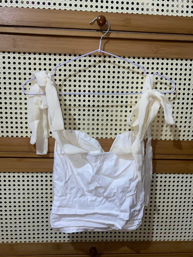 White Corset Bustier Top with Tie Straps (Category: Sleeveless) located in Manila. Submitted by boldfish_d7f0d9 (Listing ID 1445932731, Image 2). Description: - White corset-style top - Sweetheart neckline - Adjustable tie shoulder straps - Estimated size: Small to Medium - Ideal for night outs or special occasions - Versatile: pair with jeans or a skirt - Very flattering fit Fits S-M Washable stains (napatambak) not used RFS : DECLUTTER Please m
