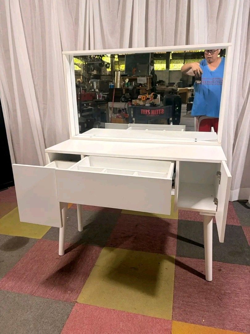 White Dressing Table with Mirror and Storage (Category: Tables & Sets) located in Manila. Submitted by eloizavill76462 (Listing ID 1445820357, Image 2). Description: Modern White Vanity Dresser Dresing Table with Mirror & Drawers 39L x 16W x 29H Table height inches Total height 59 inches In VERY good condition .