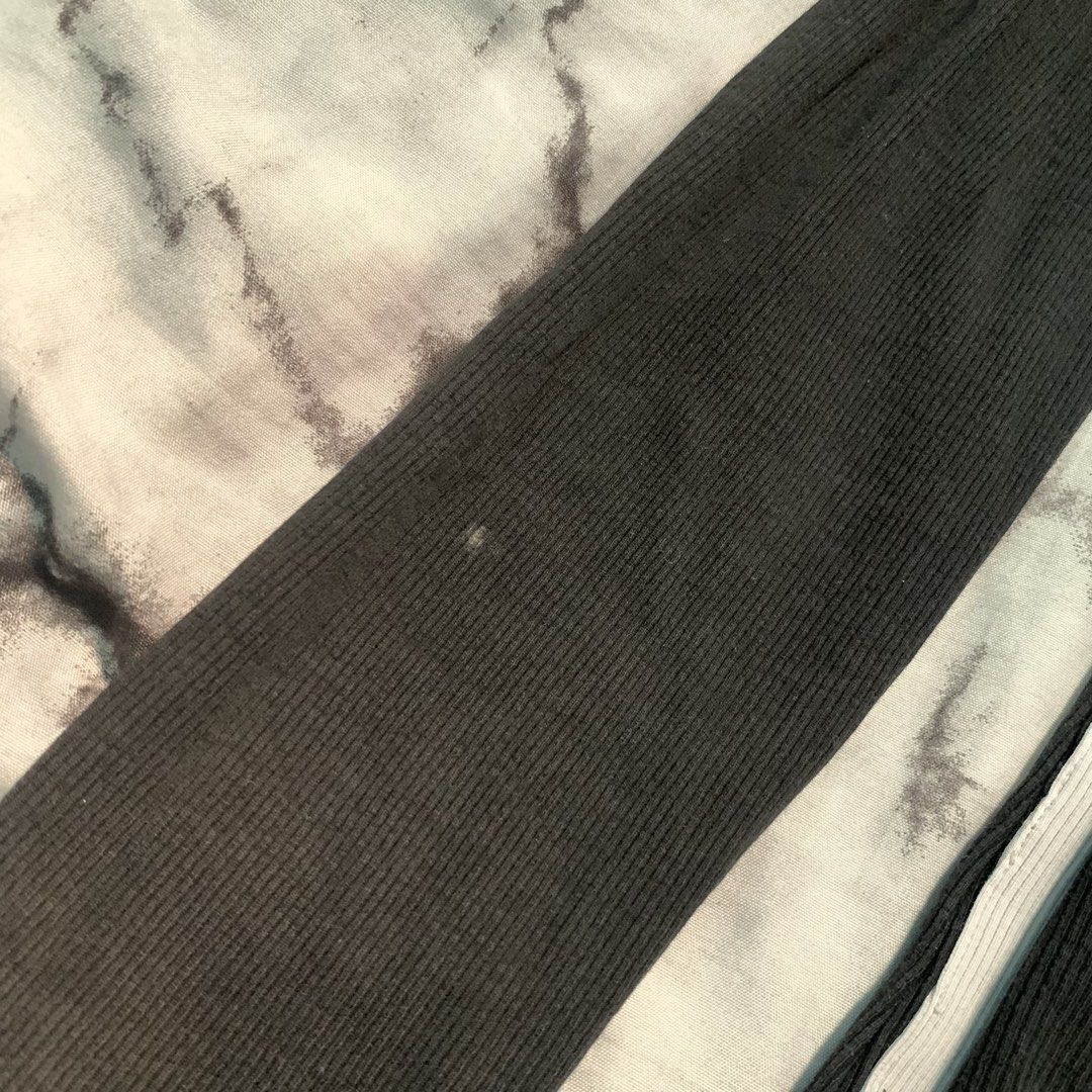 y2k black long sleeve grunge core etc (Category: Longsleeves) located in Lucena. Submitted by numbnuts_ (Listing ID 1445863182, Image 3). Description: wysiwyg has white lines on it stretchable and fitted small.