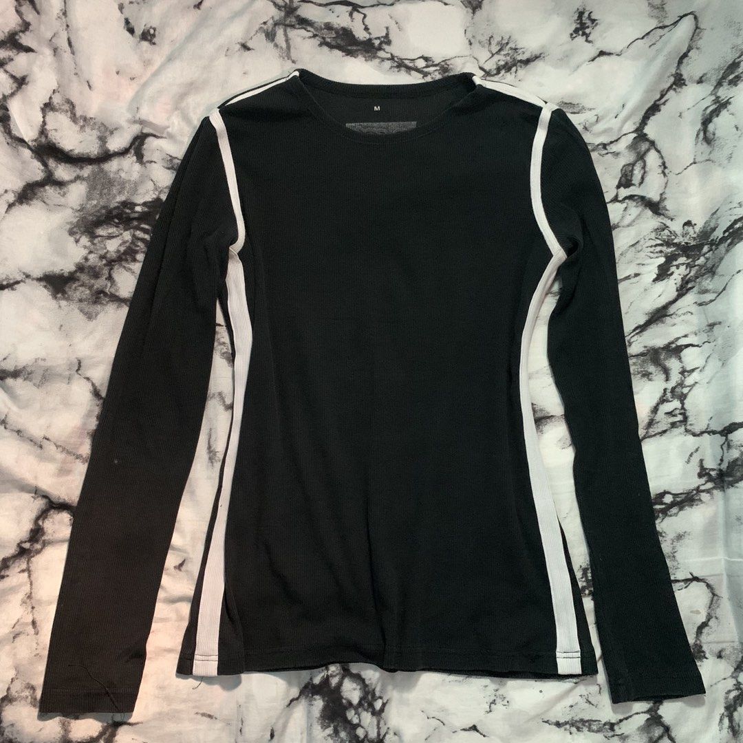 y2k black long sleeve grunge core etc (Category: Longsleeves) located in Lucena. Submitted by numbnuts_ (Listing ID 1445863182, Image 2). Description: wysiwyg has white lines on it stretchable and fitted small.