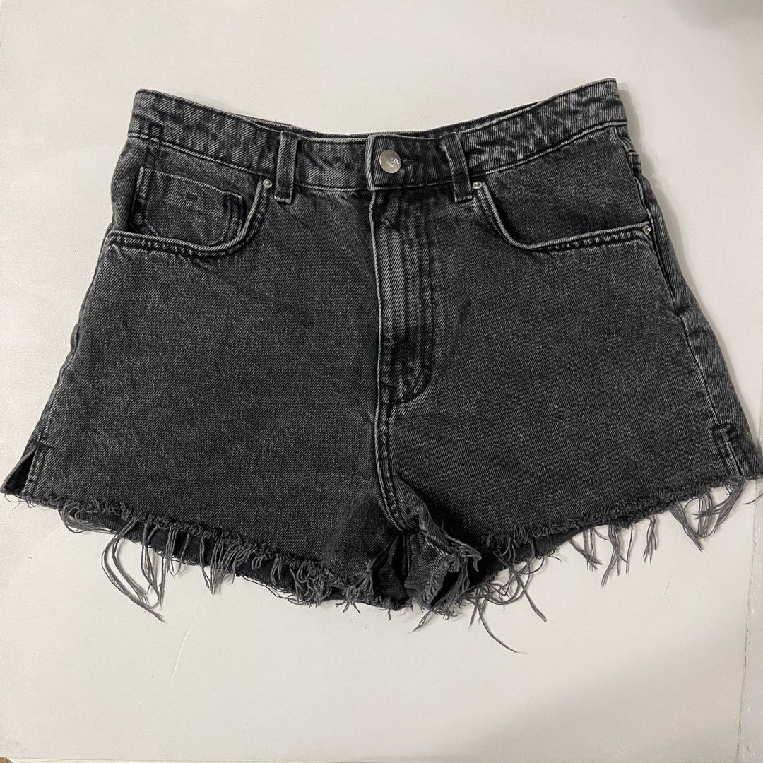 Zara Black Denim Tattered Shorts (Authentic) (Category: Shorts) located in General Trias. Submitted by 1992thelabel (Listing ID 1445893186, Image 2). Description: - Zara black denim shorts - High-waisted style - Frayed hem detail - Classic five-pocket design - Made in Bangladesh - Ideal for casual outfits.