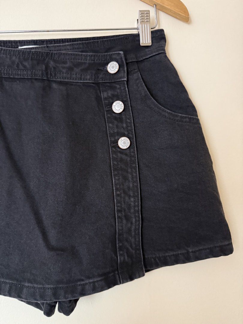 Zara black washed denim skort (Category: Other Bottoms) located in Makati City. Submitted by cutefabph (Listing ID 1445849963, Image 3). Description: 🛍️Pls.take time to read… 🛍️ Pls take note that some ww photos are inspired & not the actual one itself. 🛍️🛍️Gentle Reminder:🛍️🛍️ We measured every item esp trousers & other bottoms thru flat-lay… We will not allow refund & return anymore. So pls take time to read the description box to avoid h