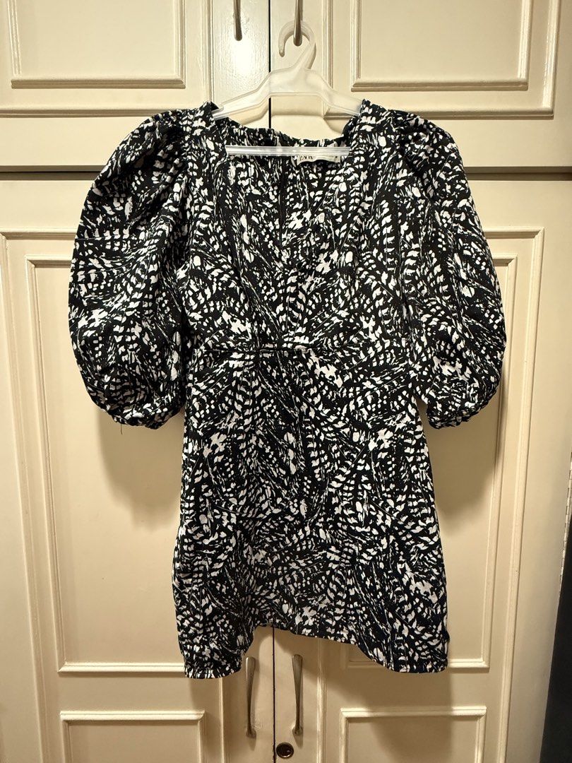Zara Dress with Puffy Sleeves (Category: Dresses) located in Quezon City. Submitted by mgl__ (Listing ID 1445923116, Image 1). Description: .
