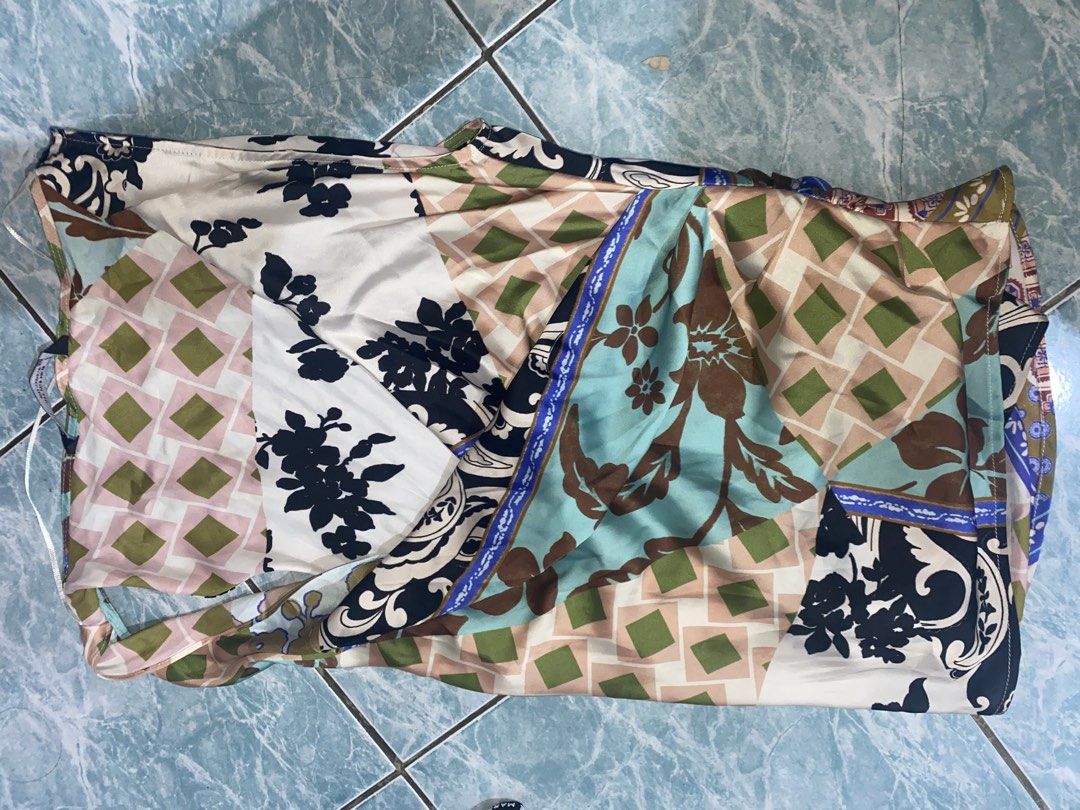 Zara Patchwork Print top (Category: Dresses) located in Manila. Submitted by peanutbutterclosetx (Listing ID 1445945379, Image 1). Description: - Zara midi dress - Size S - Unique patchwork print combining floral and geometric patterns - Perfect for dressing up or down.