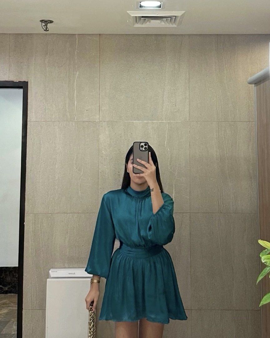 Zara Satin Mini Dress (Category: Dresses) located in Cebu City. Submitted by pepperoni_ (Listing ID 1445806410, Image 1). Description: Sooo classy and the color is very unique!! Perfect for anything casual. First pic is the actual when worn 💗 Rfs: Decluttering .