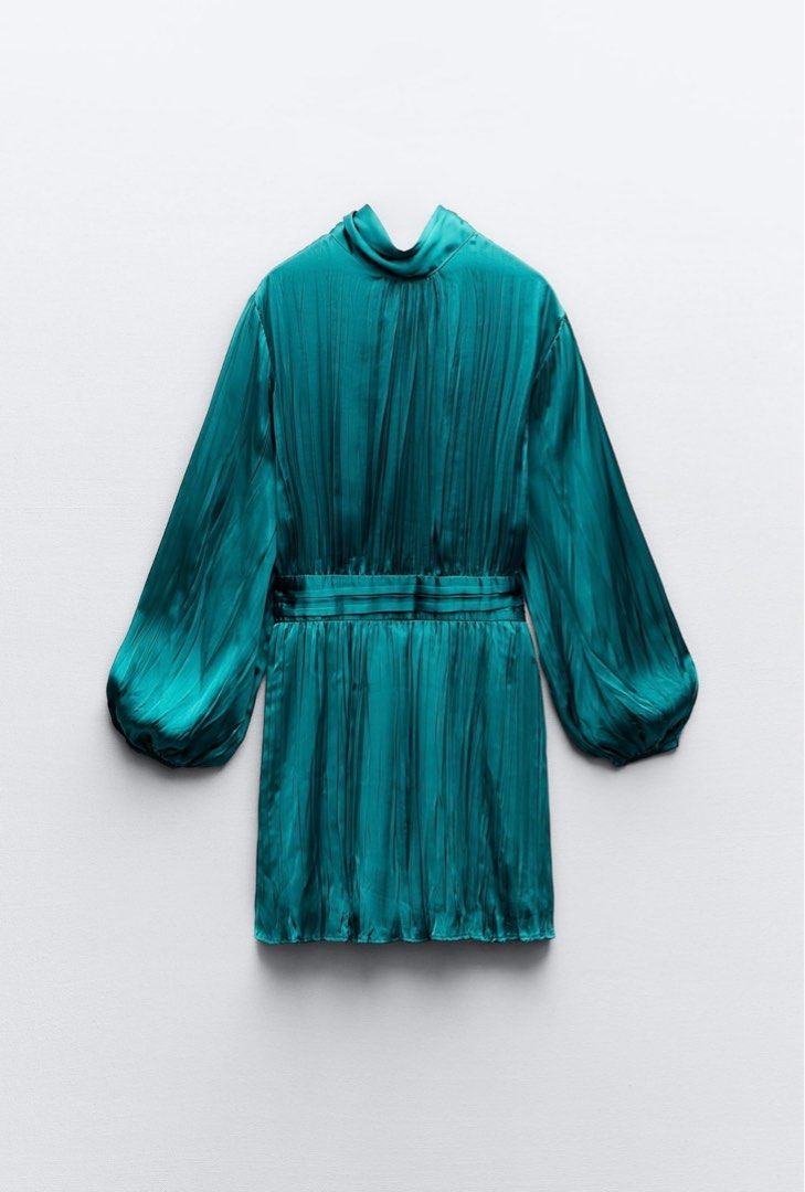 Zara Satin Mini Dress (Category: Dresses) located in Cebu City. Submitted by pepperoni_ (Listing ID 1445806410, Image 2). Description: Sooo classy and the color is very unique!! Perfect for anything casual. First pic is the actual when worn 💗 Rfs: Decluttering .